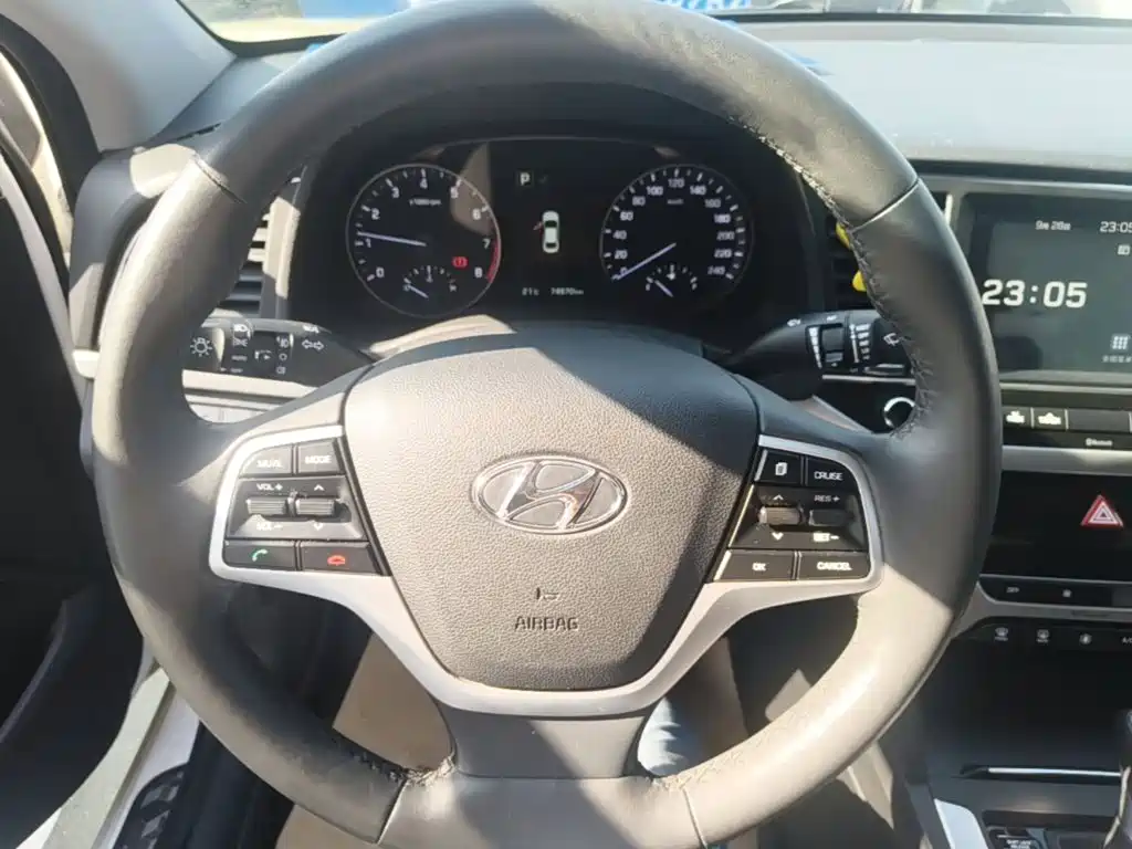 Photo 11 - Hyundai Elantra
