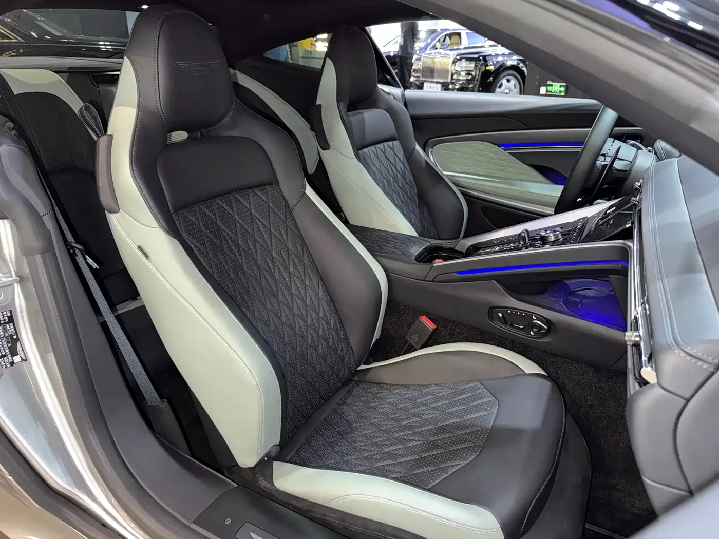 Aston Martin DB12 2025 4.0T V8 Coupe фото 19