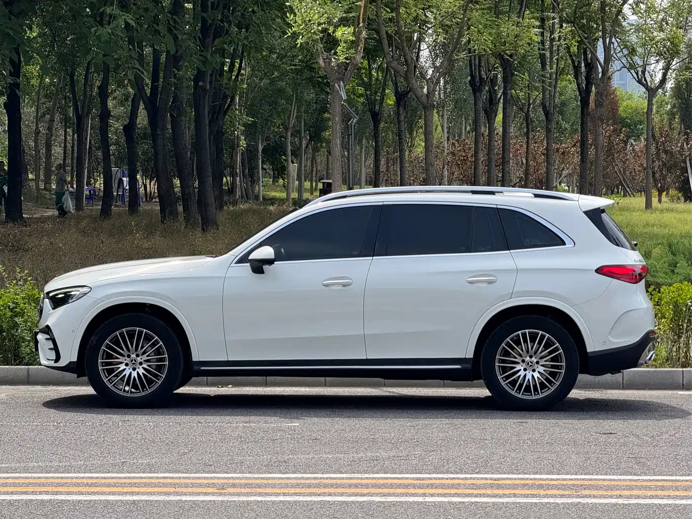 Mercedes-Benz GLC 2023 GLC 300 L 4MATIC Sport 5-Seater фото 3