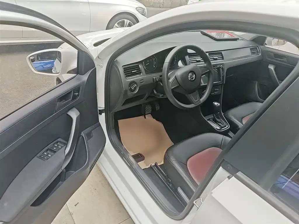 Škoda Skoda Rapid Spaceback 2016 Facelift 1.6L Automatic Forward Edition фото 16