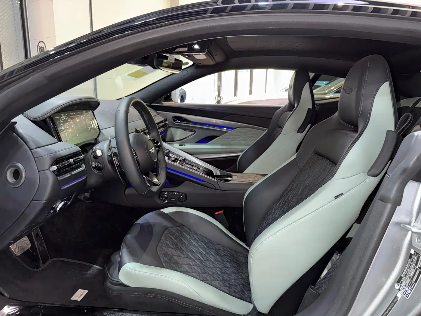 Aston Martin DB12 2025 4.0T V8 Coupe фото 11