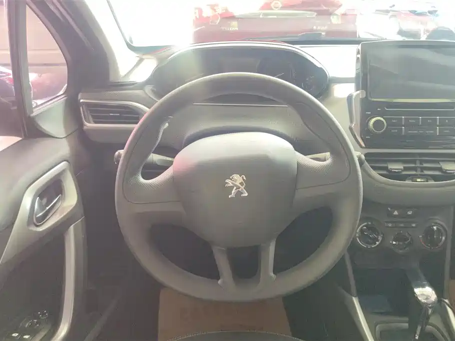 Peugeot 2008 2015 1.6L Automatic Cool Edition фото 15