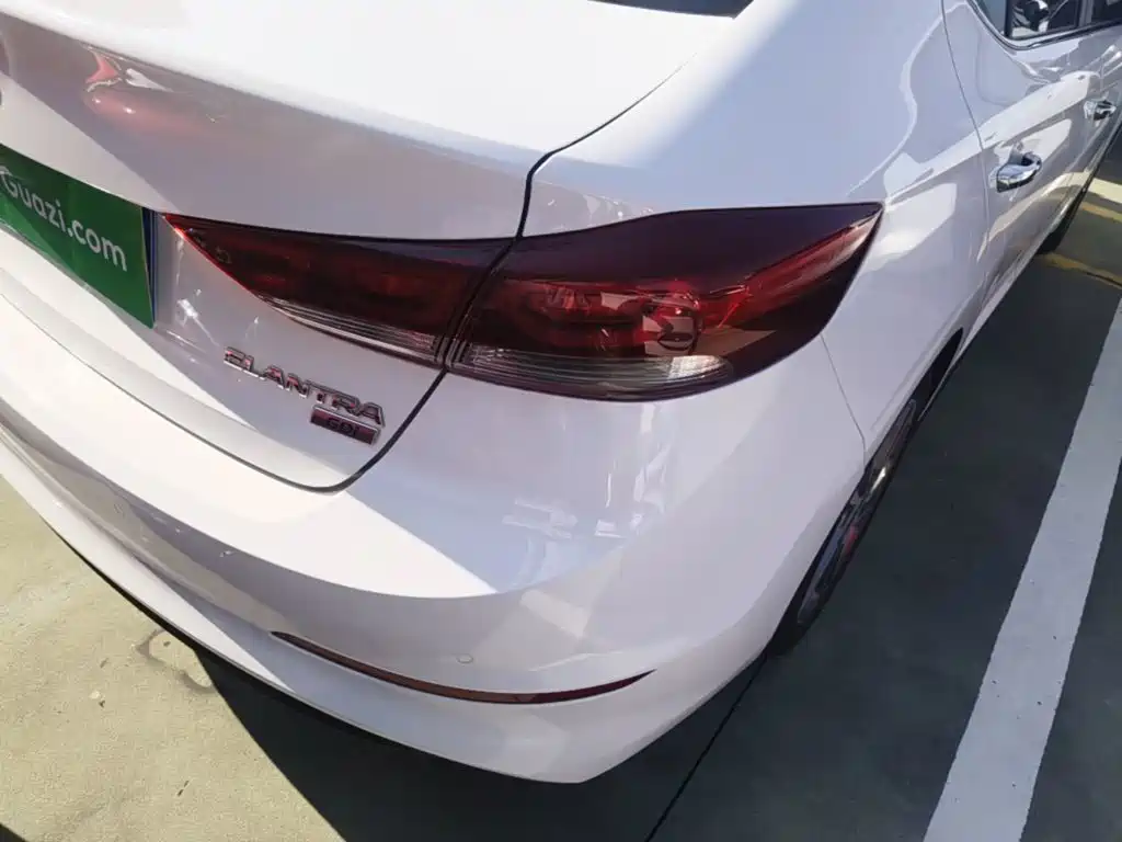 Photo 8 - Hyundai Elantra