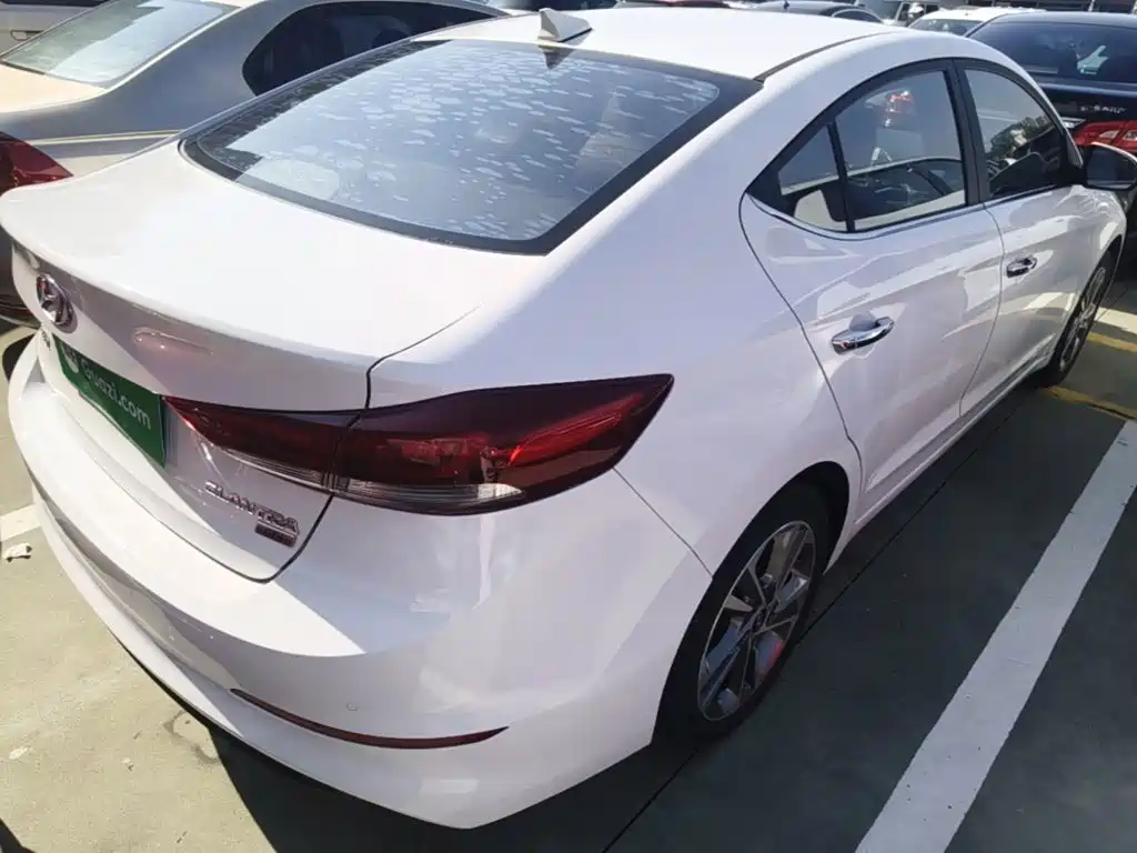 Photo 7 - Hyundai Elantra