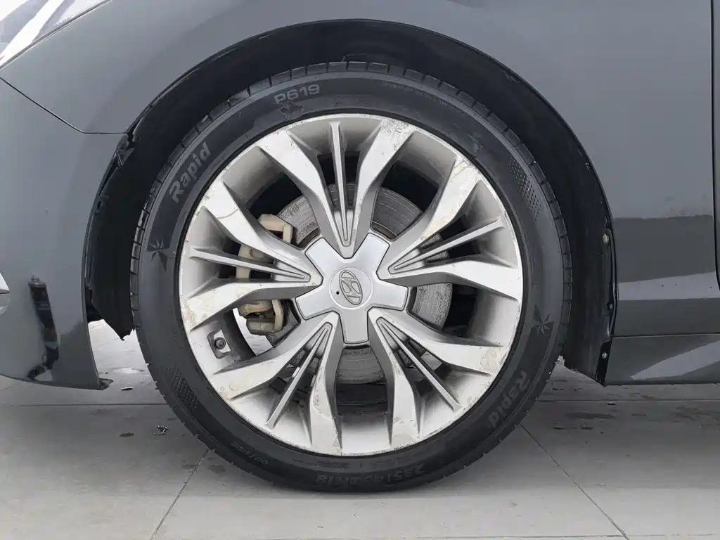 Photo 17 - Hyundai Sonata