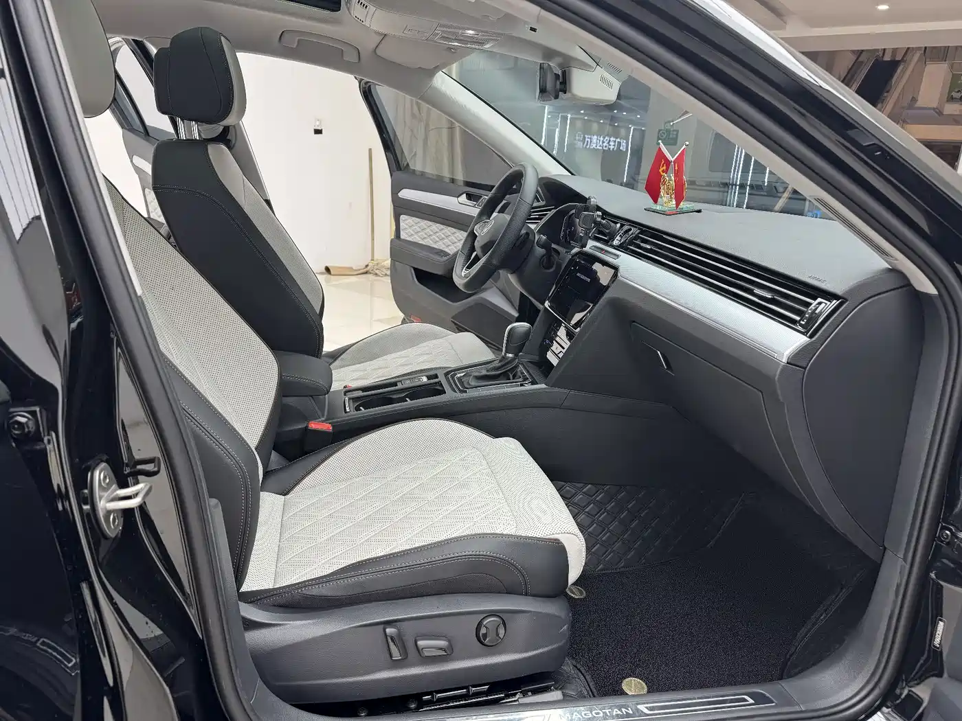 Volkswagen Magotan 2025 Facelift Public Edition 330TSI DSG Luxury фото 8