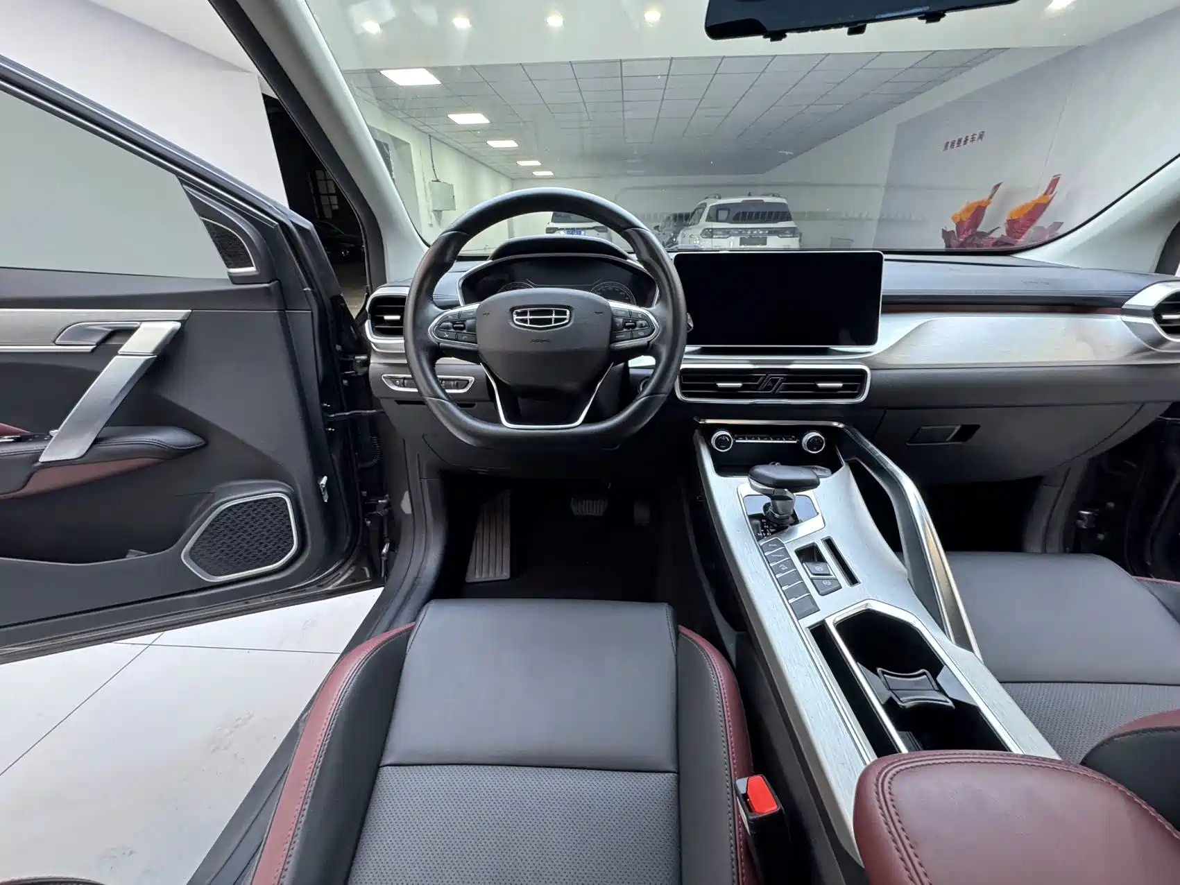 Фото 14 - Geely Coolray