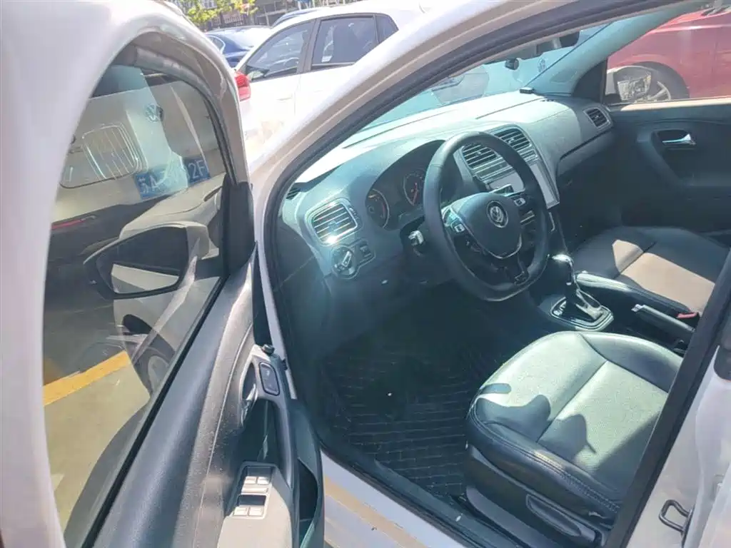 Volkswagen Polo 2016 1.6L Automatic Comfort фото 16