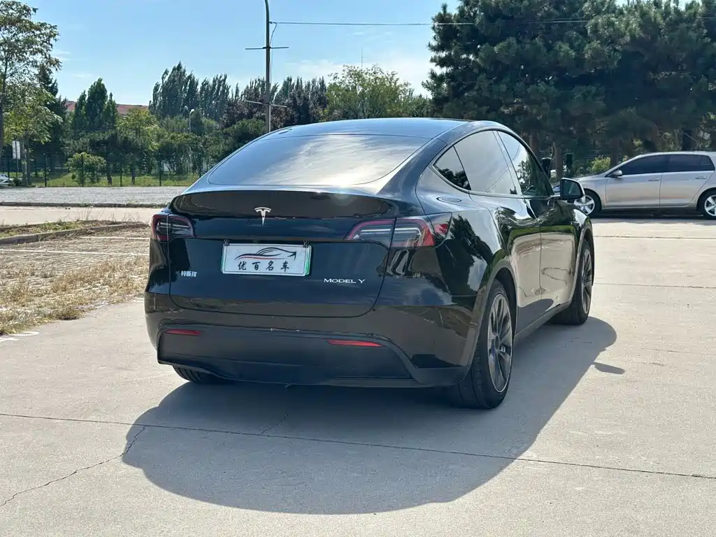Photo 6 - Tesla Model Y
