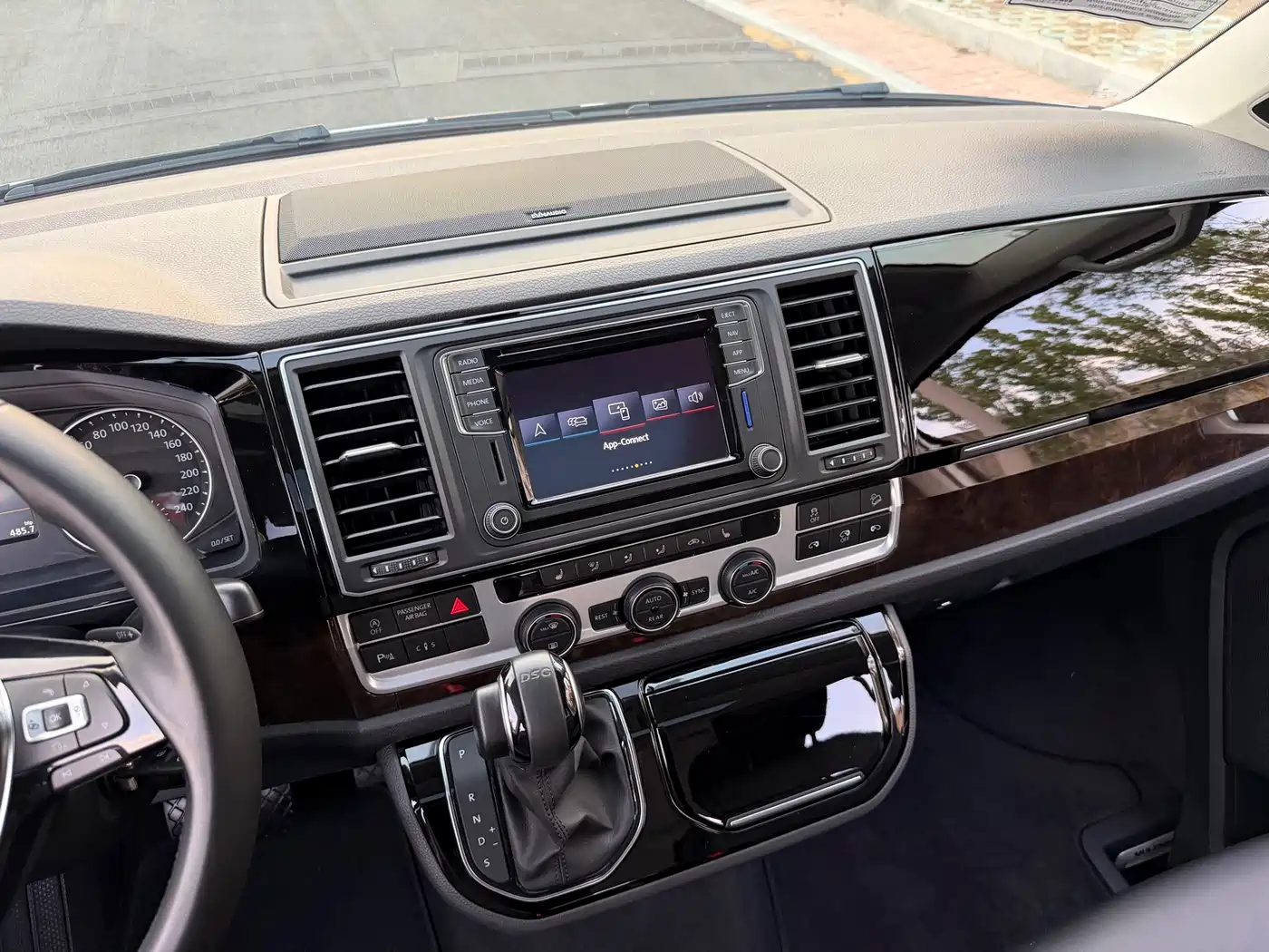 Volkswagen Multivan 2019 2.0TSI 4WD Premium 7-seater фото 9