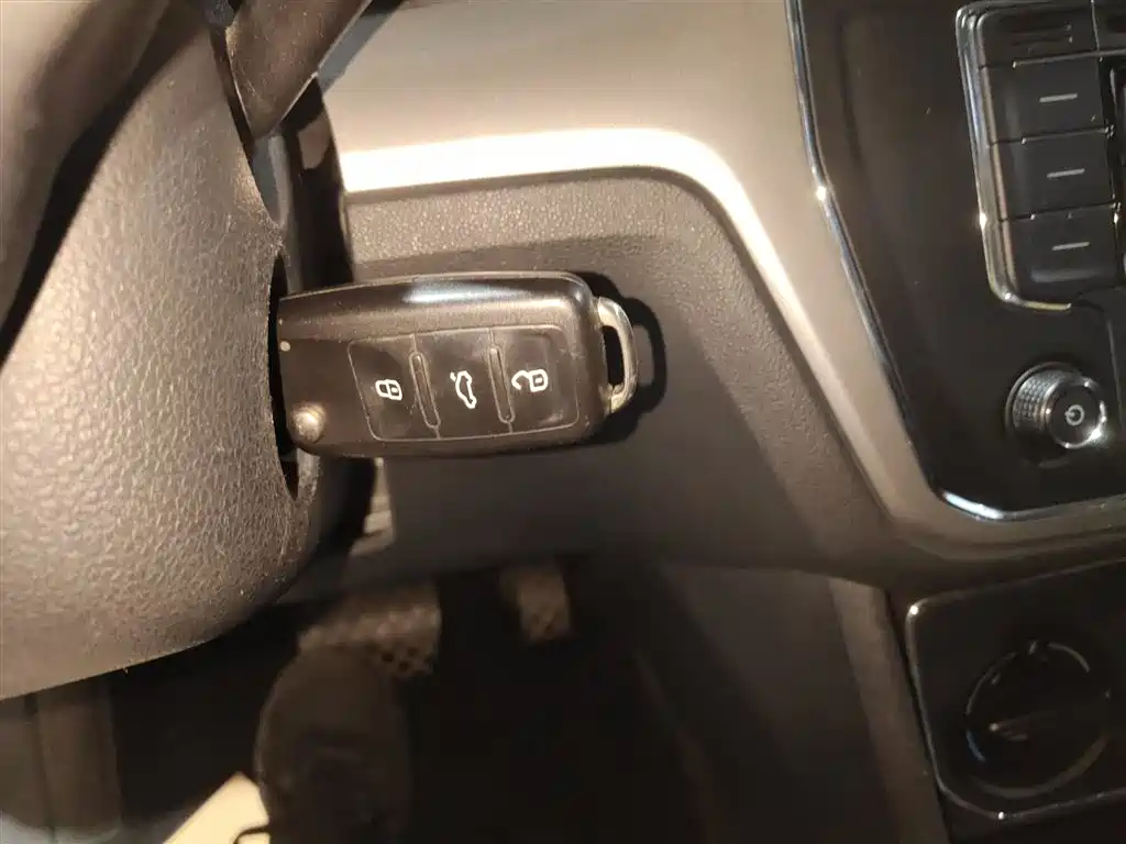 Volkswagen Lavida 2015 1.6L Automatic Comfort Edition фото 17
