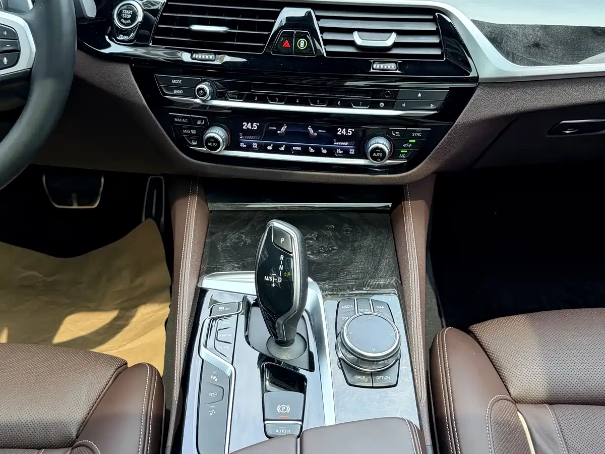 BMW 6 Series GT 2018 640i xDrive M Sport Package фото 21