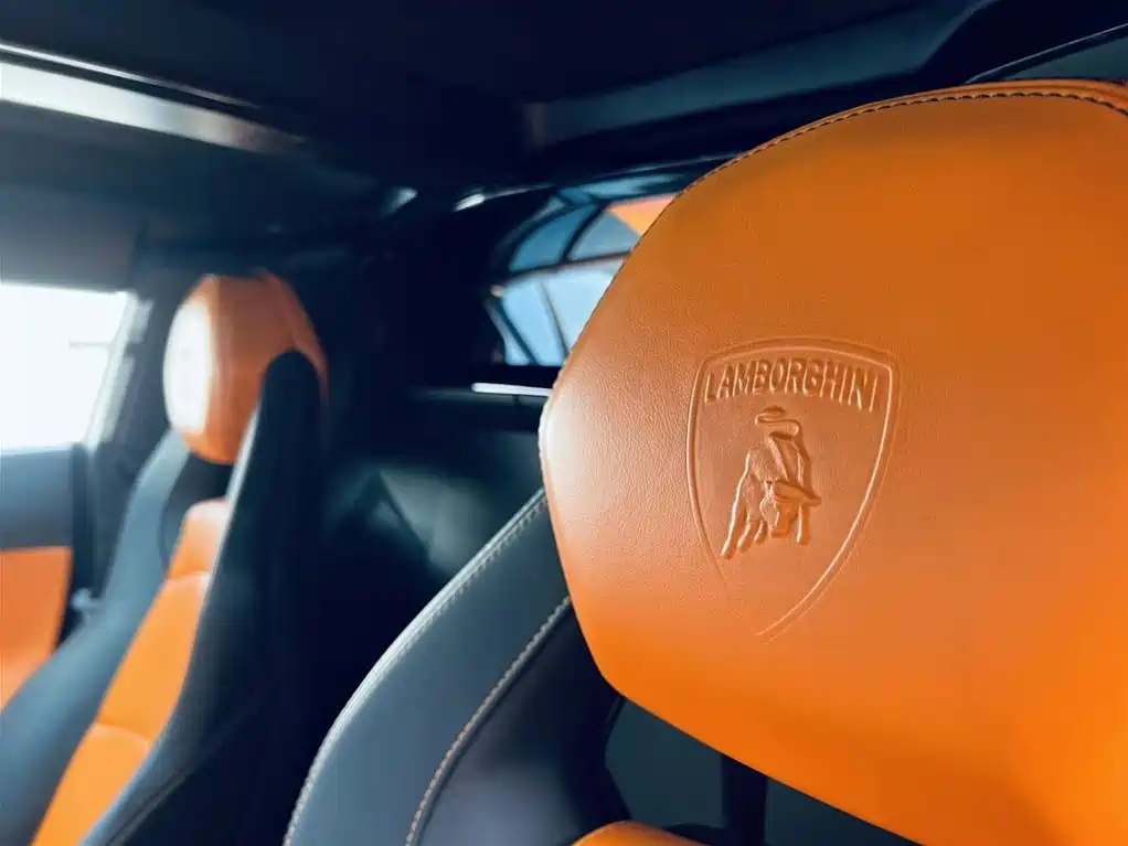 LAMBORGHINI AVENTADOR