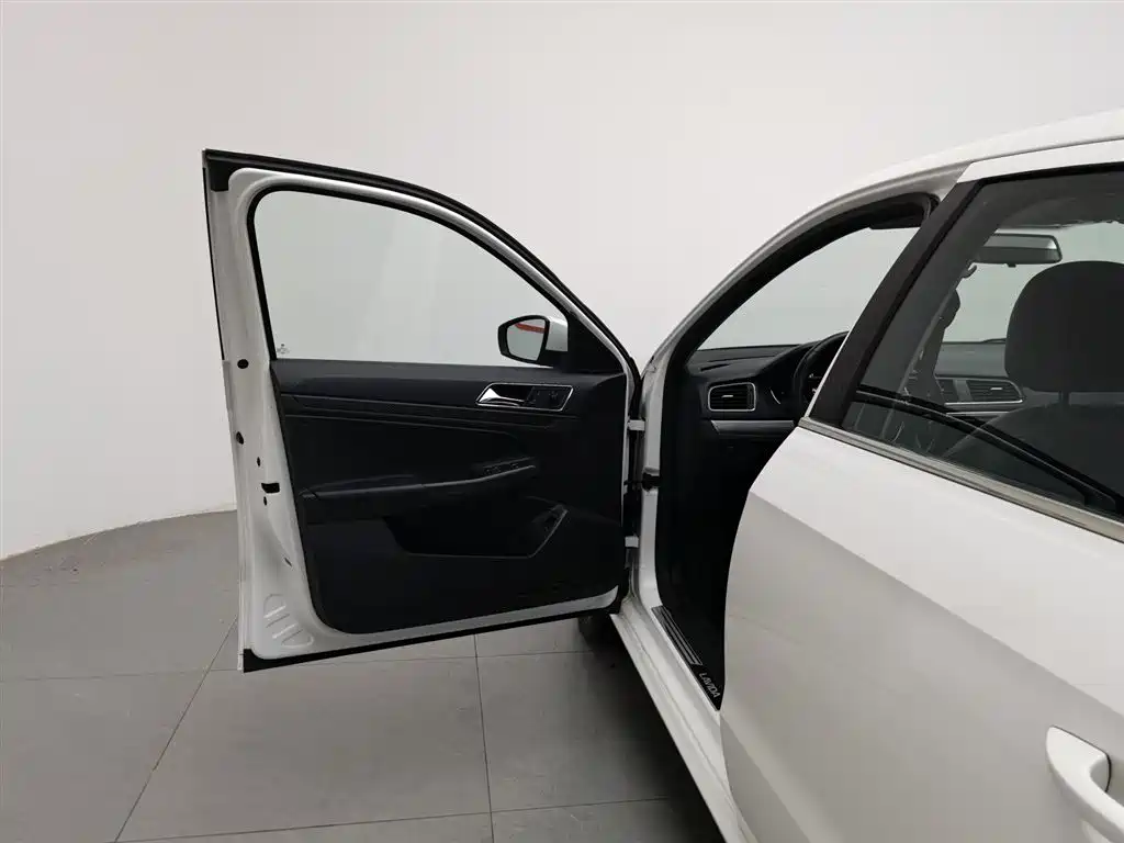 Volkswagen Lavida 2017 1.6L Automatic Comfort Edition фото 8