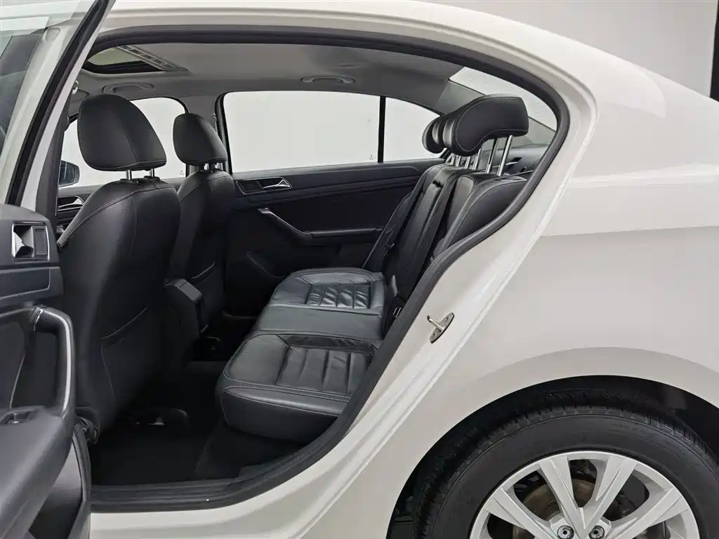 Volkswagen Lavida 2017 1.6L Automatic Comfort Edition фото 15