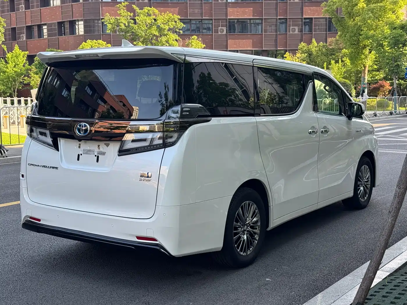 Toyota Vellfire 2023 Crown Hybrid 2.5L HV Luxury фото 11