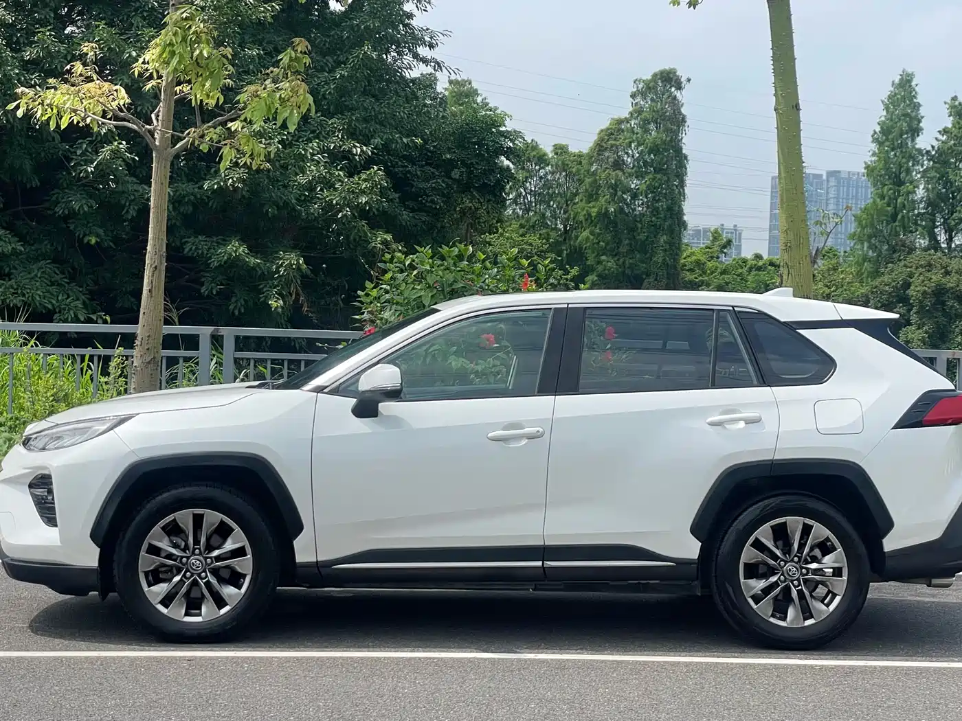 Toyota Wildlander 2021 2.0L CVT 4WD Luxury Edition фото 33