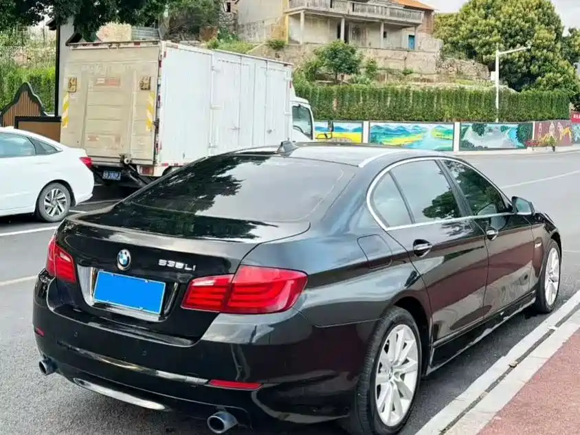 BMW 5 Series 2012 535Li Luxury фото 4