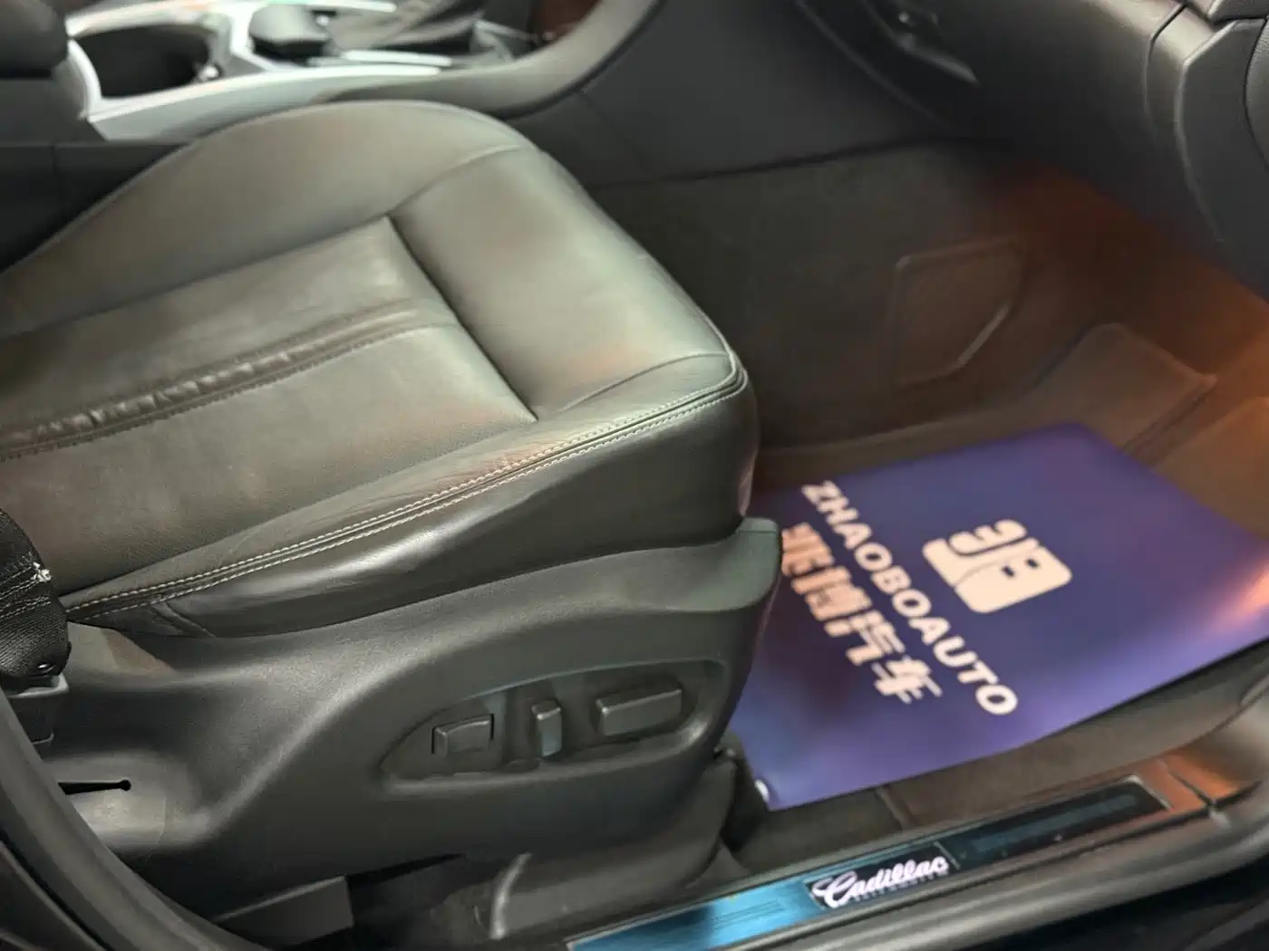 Cadillac SRX 2013 3.0L Leading фото 17