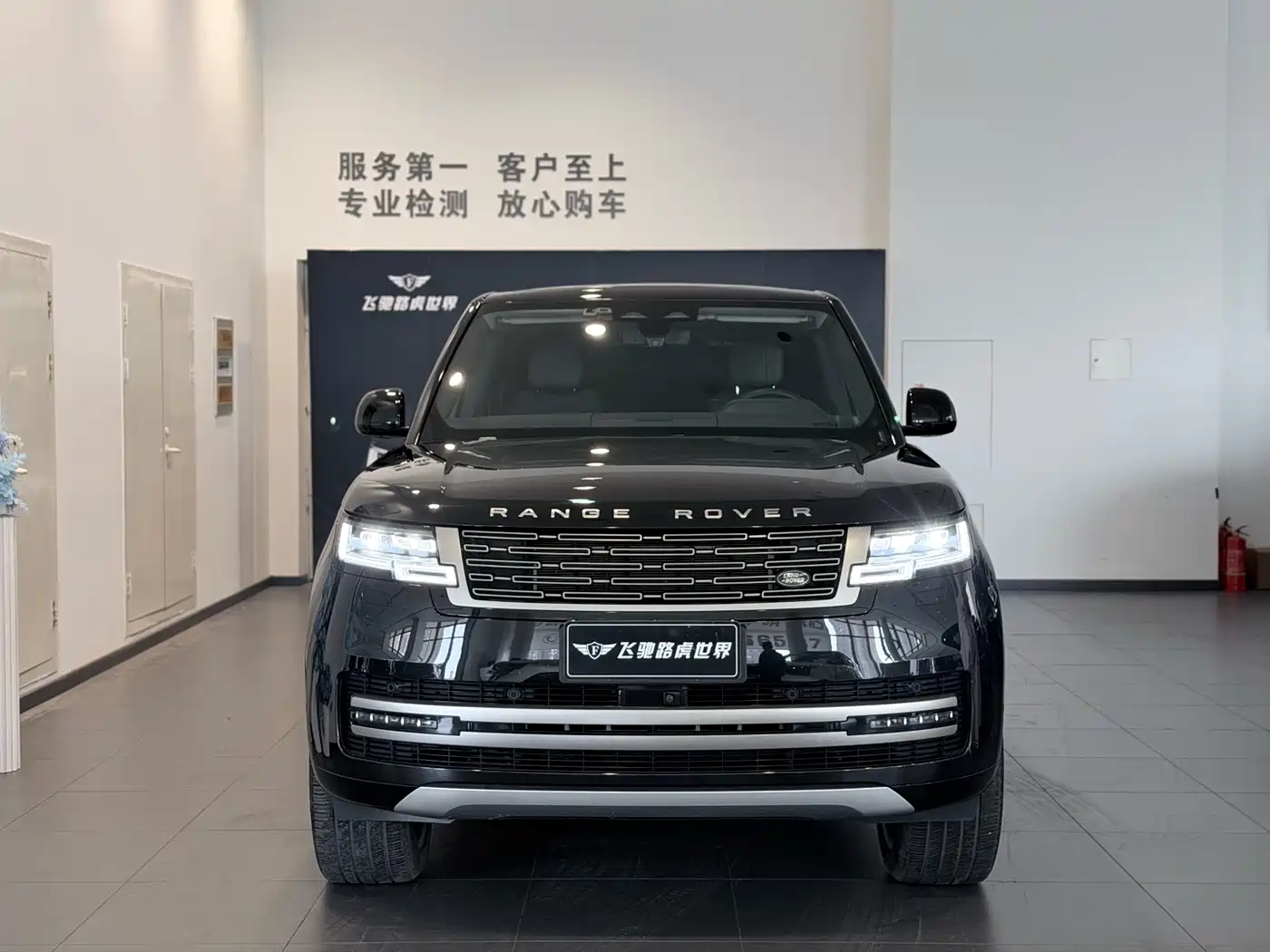 Land Rover Range Rover 2023 3.0 L6 360PS Golden Age Edition фото 2