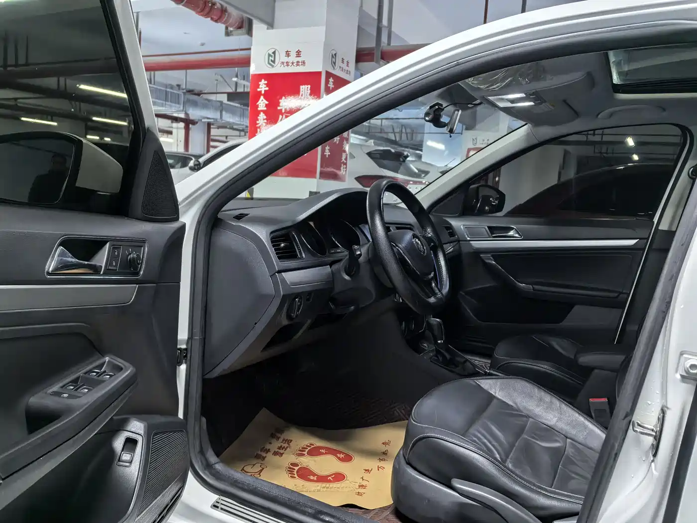 Volkswagen Lavida 2015 1.6L Automatic Comfort Edition фото 7