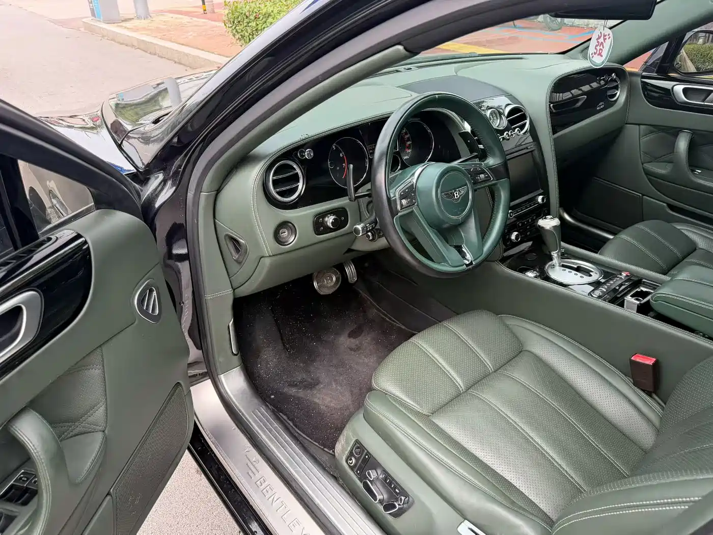 Фото 4 - Bentley Flying Spur
