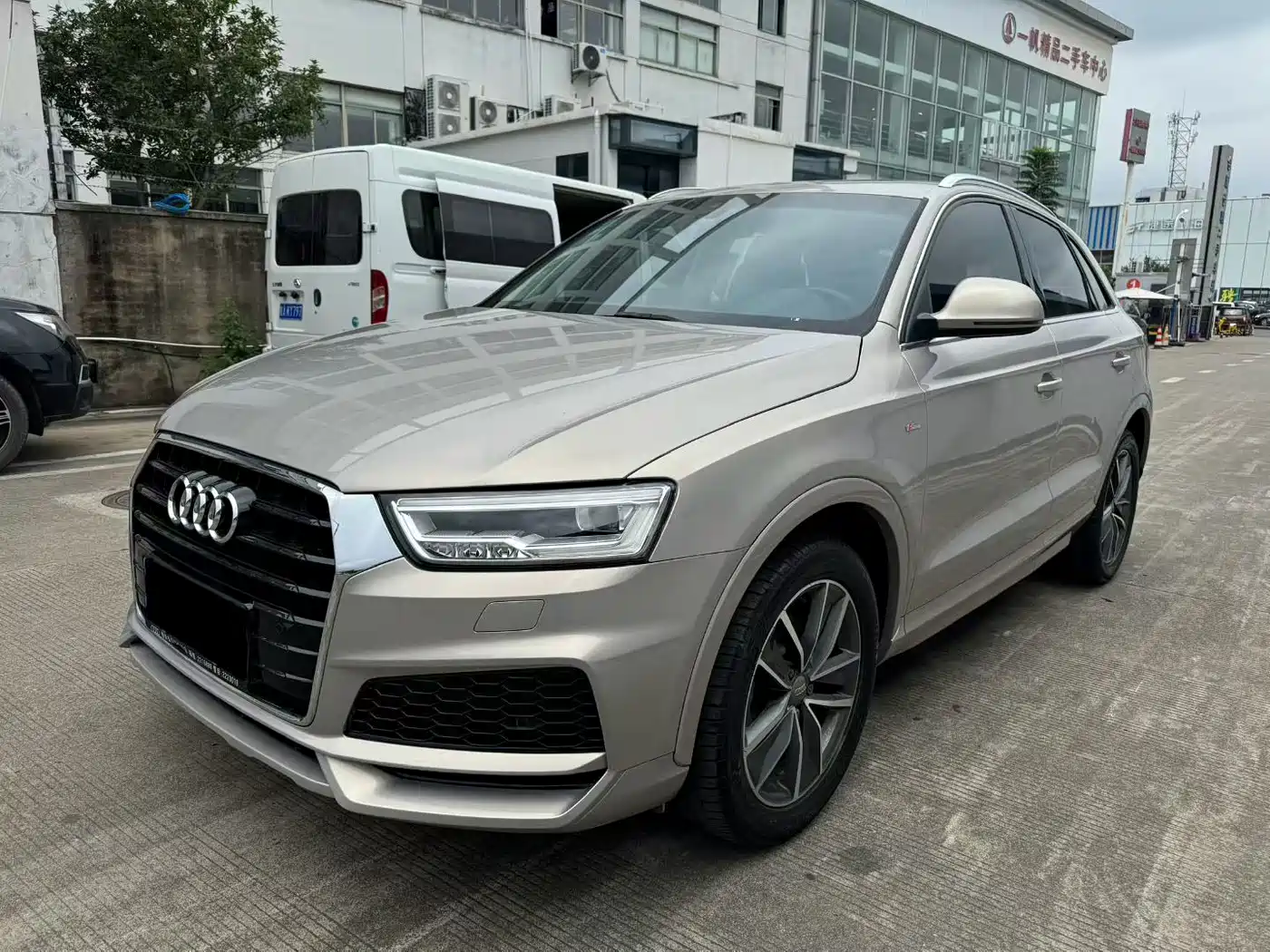 Photo 1 - Audi Q3