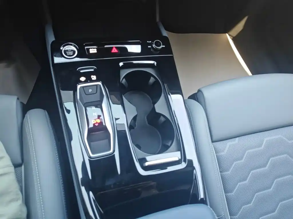 Фото 19 - Audi Q6L e-tron