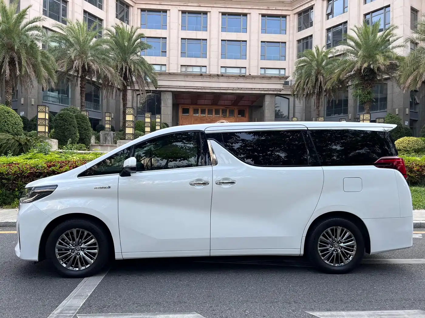 Toyota Alphard 2021 Hybrid 2.5L Premium фото 6