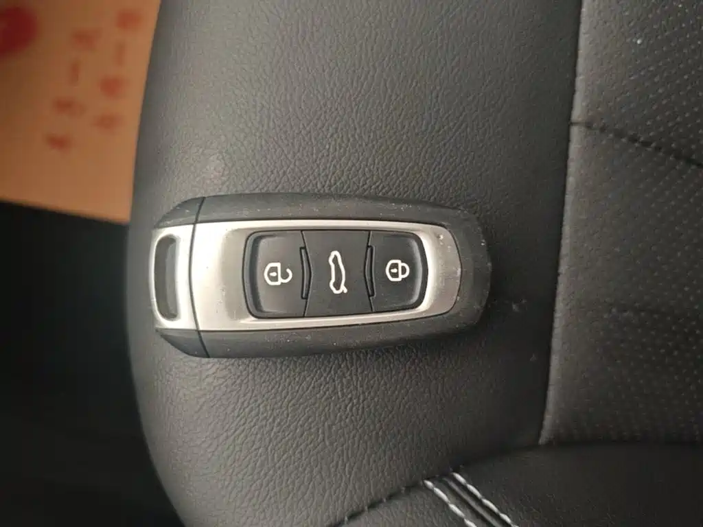 Фото 9 - Geely Vision X3