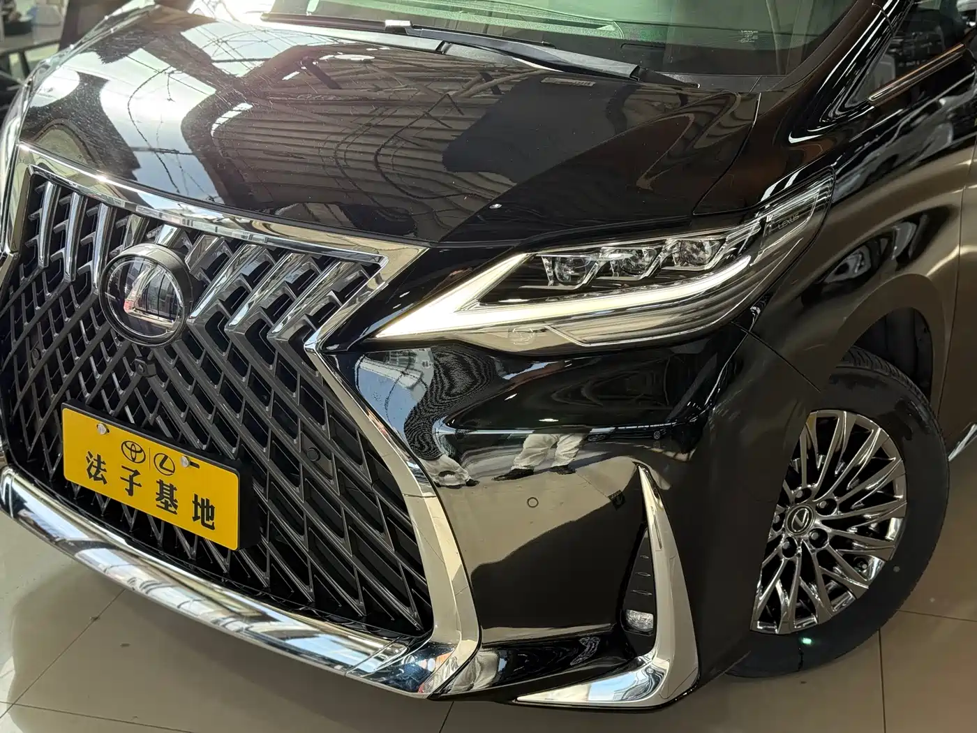 Lexus LM 2020 300h Seven-Seater Elegance Edition фото 5