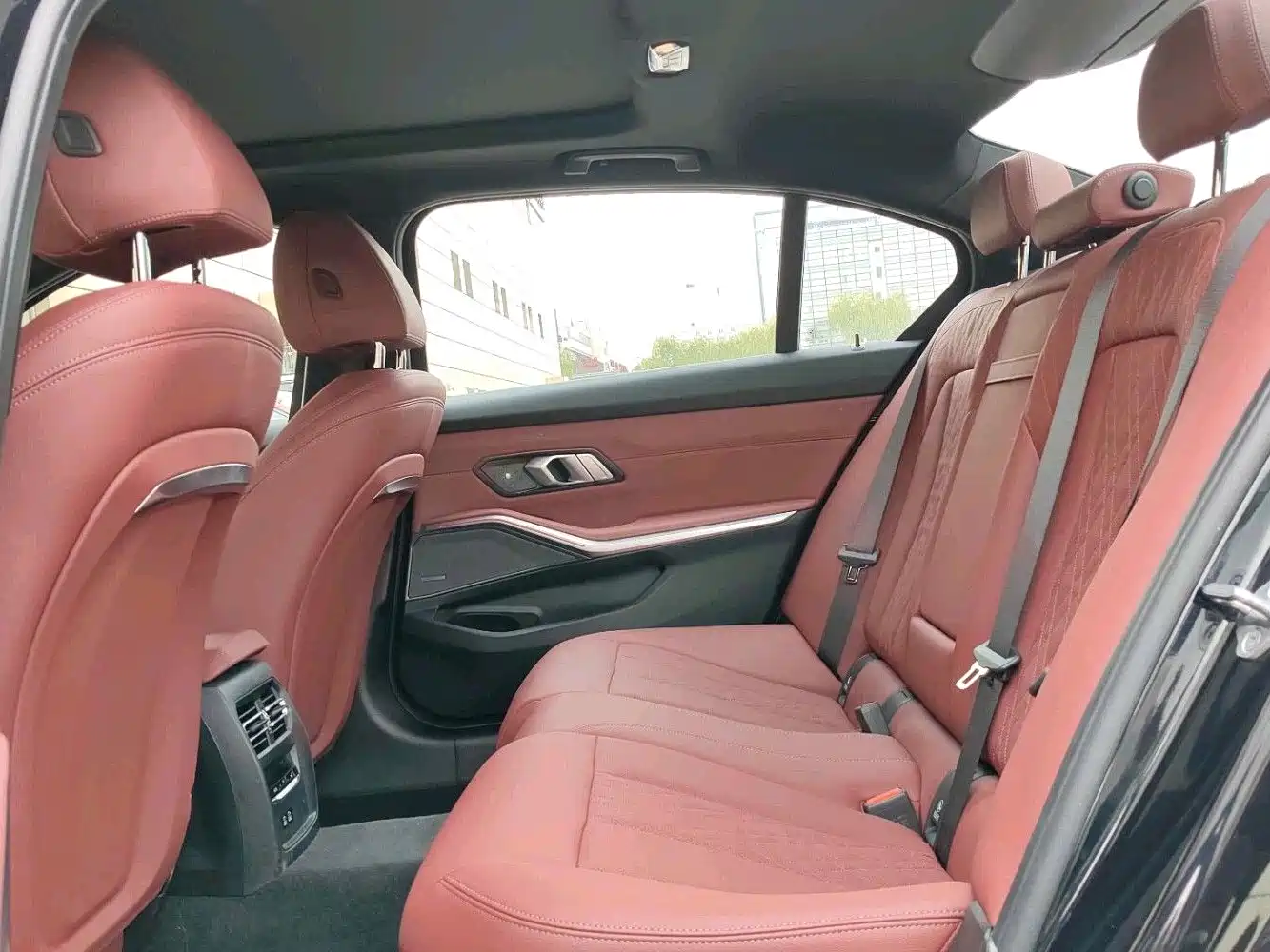 BMW 3 Series 2025 330Li M Sport Night Edition фото 9