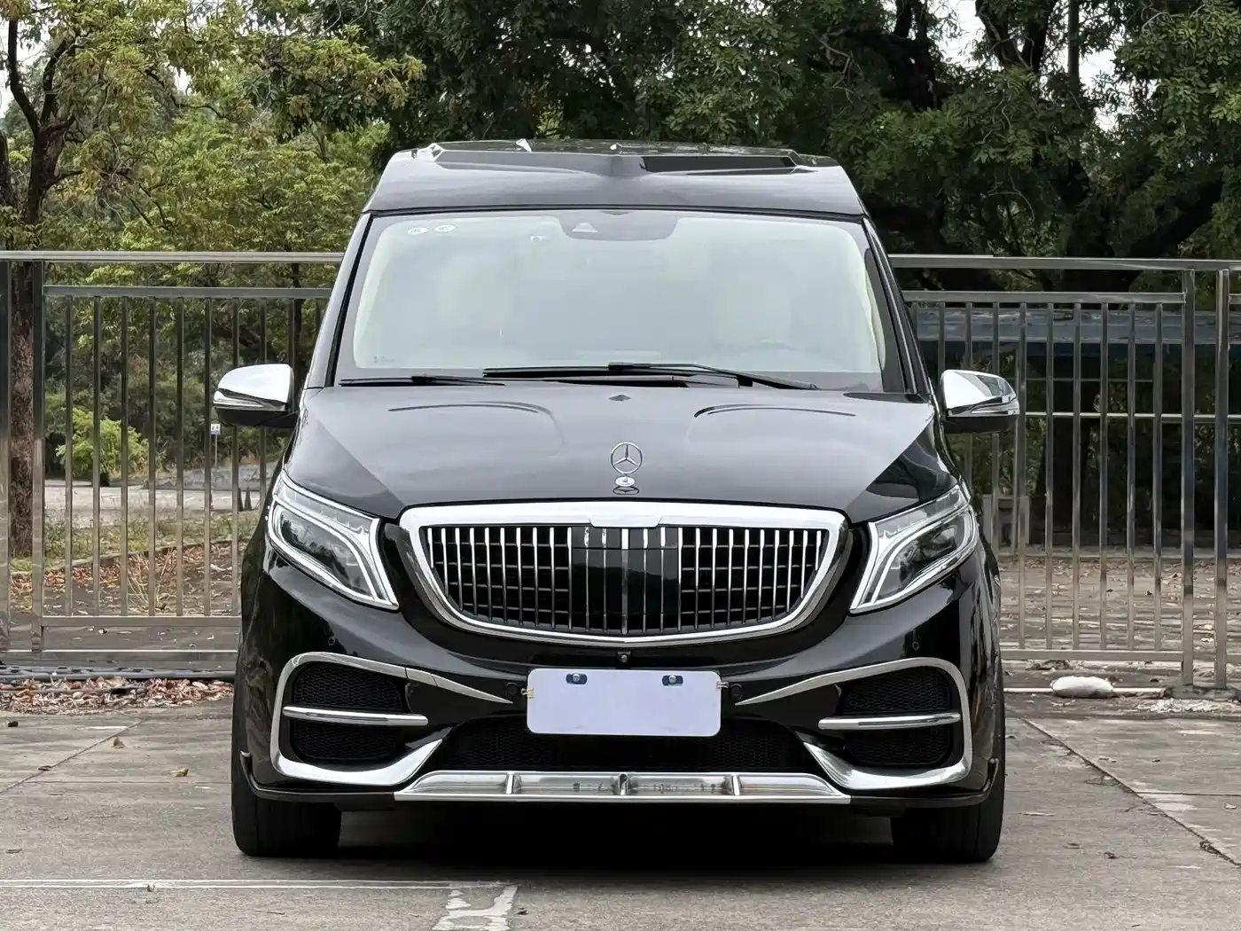 Mercedes-Benz V-Class 2018 V 260 L Premium Long Wheelbase Edition China VI фото 2