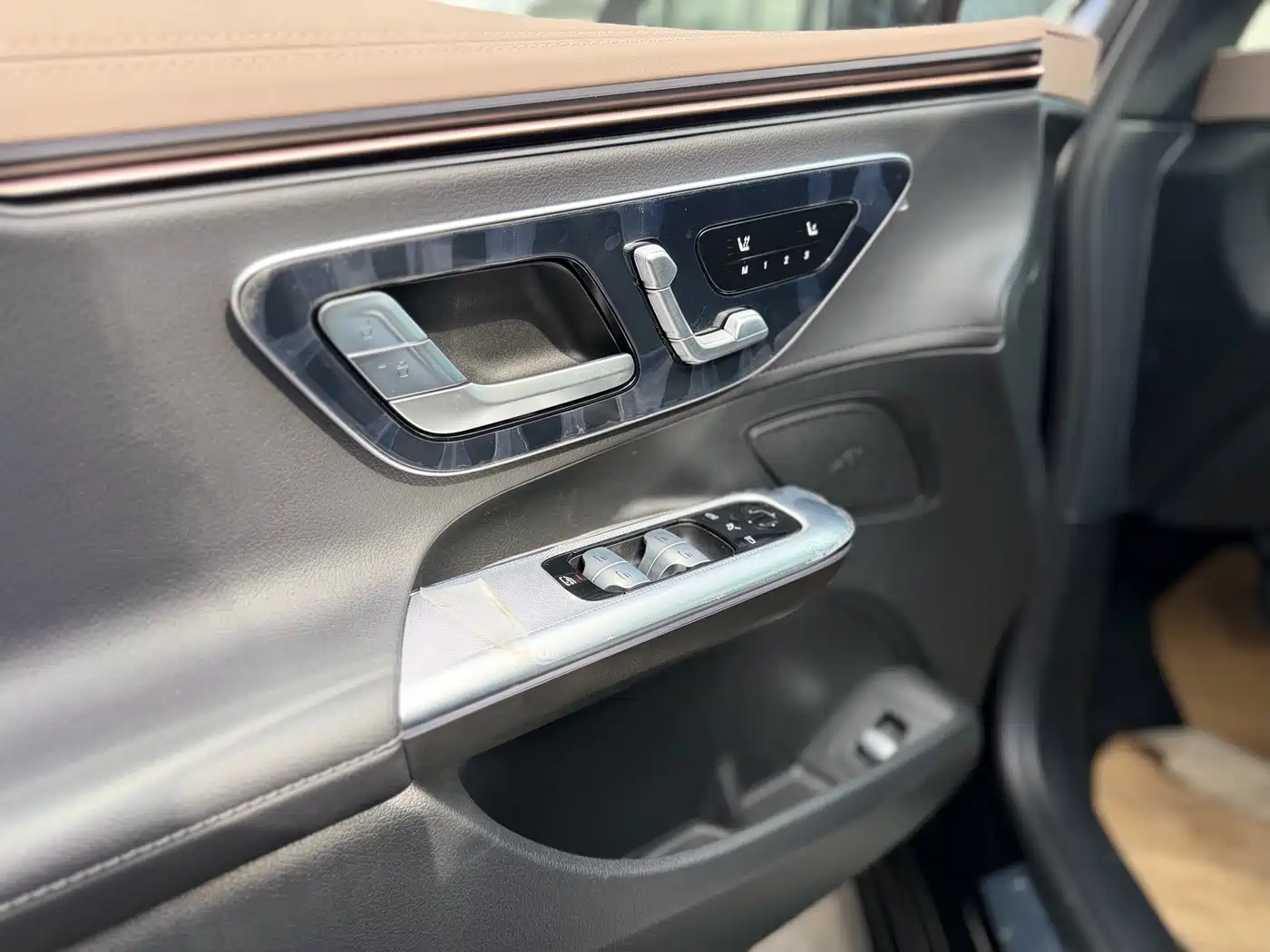 Mercedes-Benz EQE 2025 Model 500 4MATIC Luxury Edition фото 16