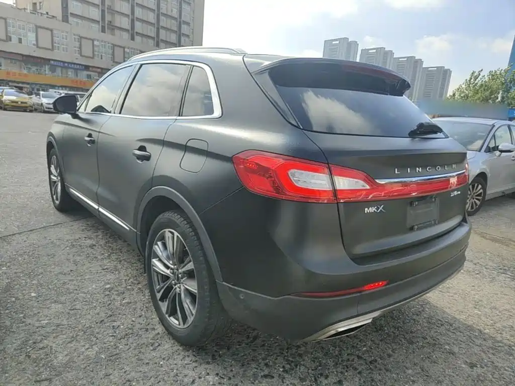Photo 5 - Lincoln MKX