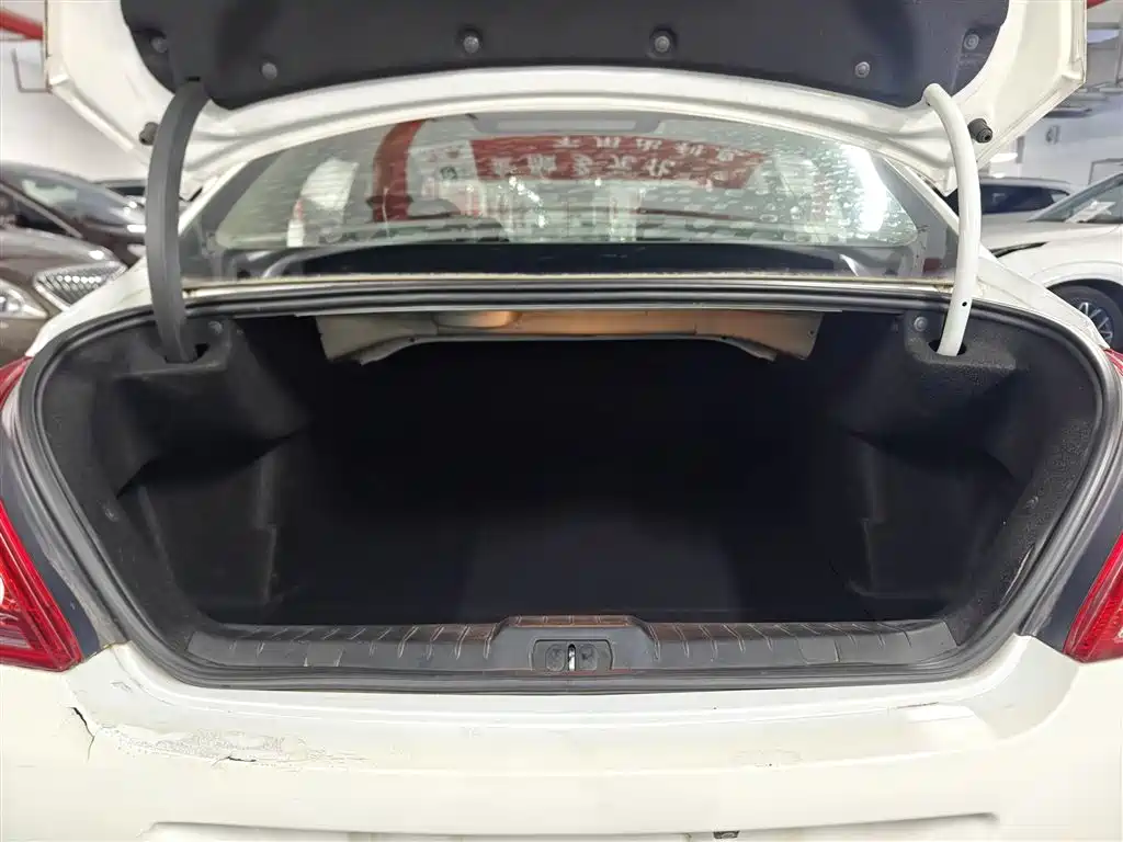 Peugeot 308 2014 Model Joy Edition Classic 1.6L Manual Superior Style фото 10