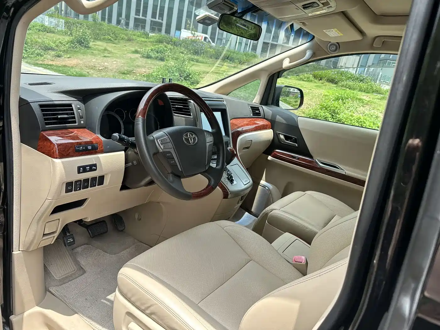 Toyota Alphard 2011 3.5L Luxury Edition фото 3