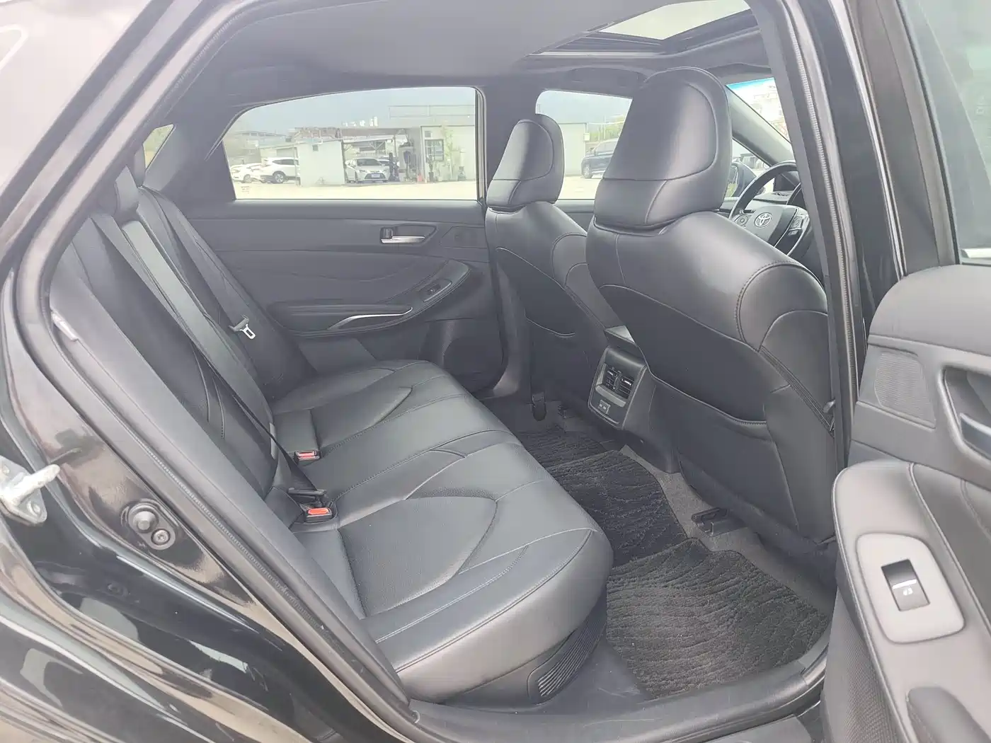 Toyota Avalon 2022 Hybrid 2.5L Luxury Edition фото 18