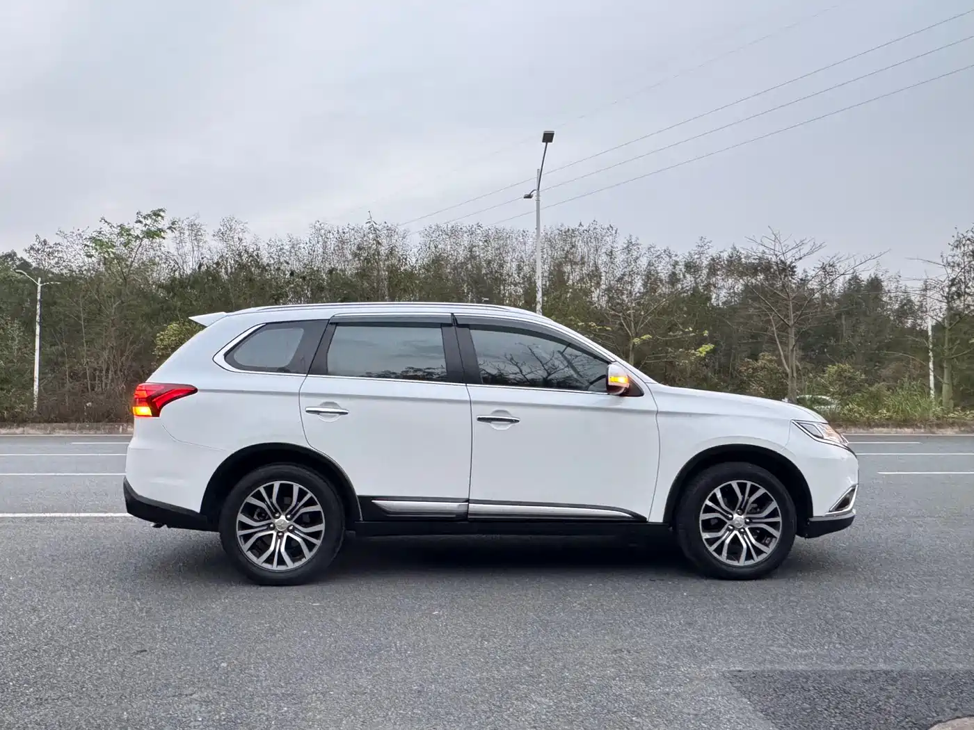 MITSUBISHI OUTLANDER