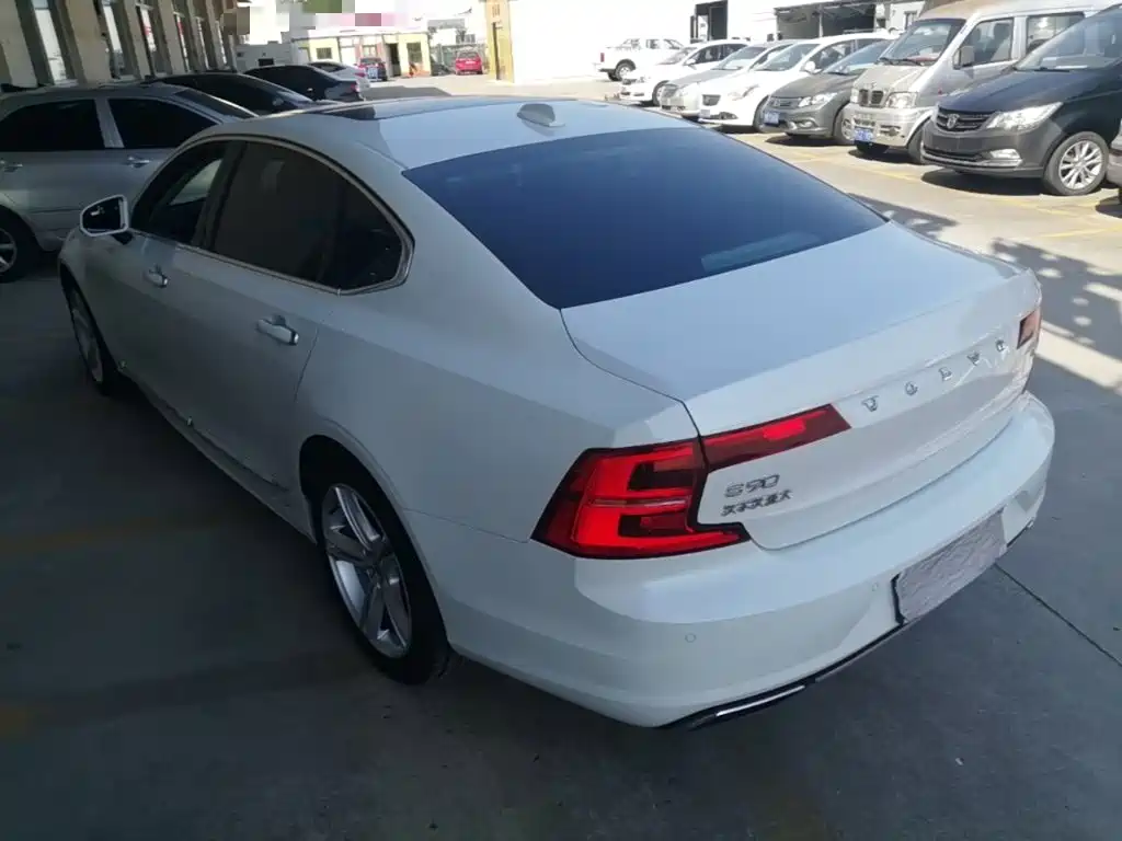 صورة 5 - Volvo S90