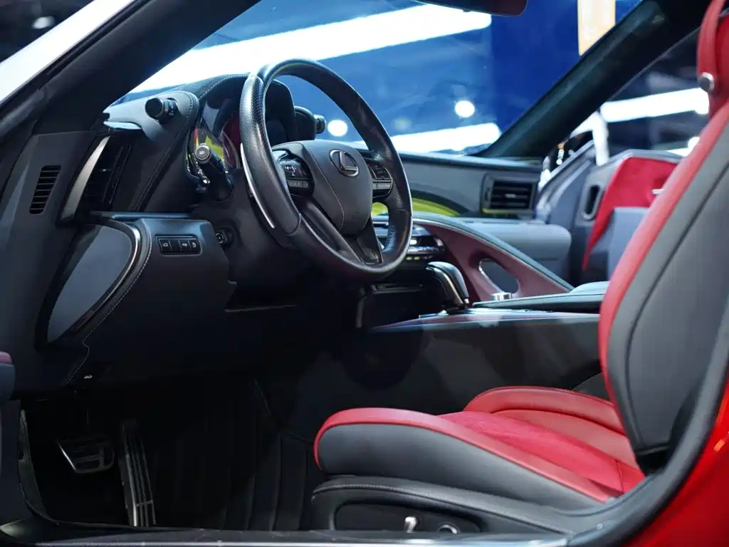 Фото 33 - Lexus LC