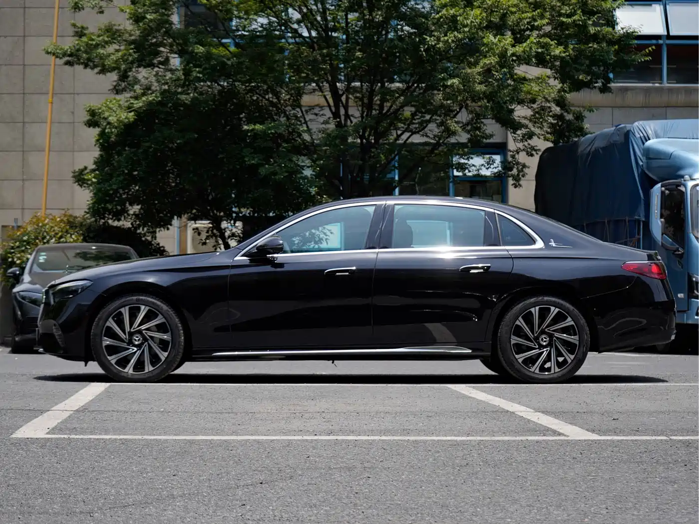 Mercedes-Benz E-Class 2024 Model E 300 L Luxury фото 3