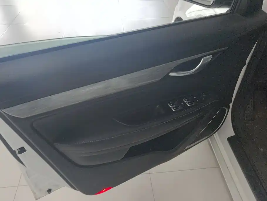 Фото 7 - Geely Emgrand
