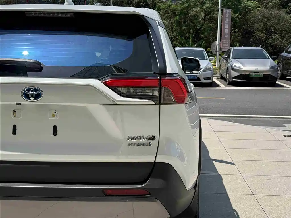 Toyota RAV4 Rongfang 2022 Hybrid 2.5L E-CVT 2WD Elite Edition фото 18