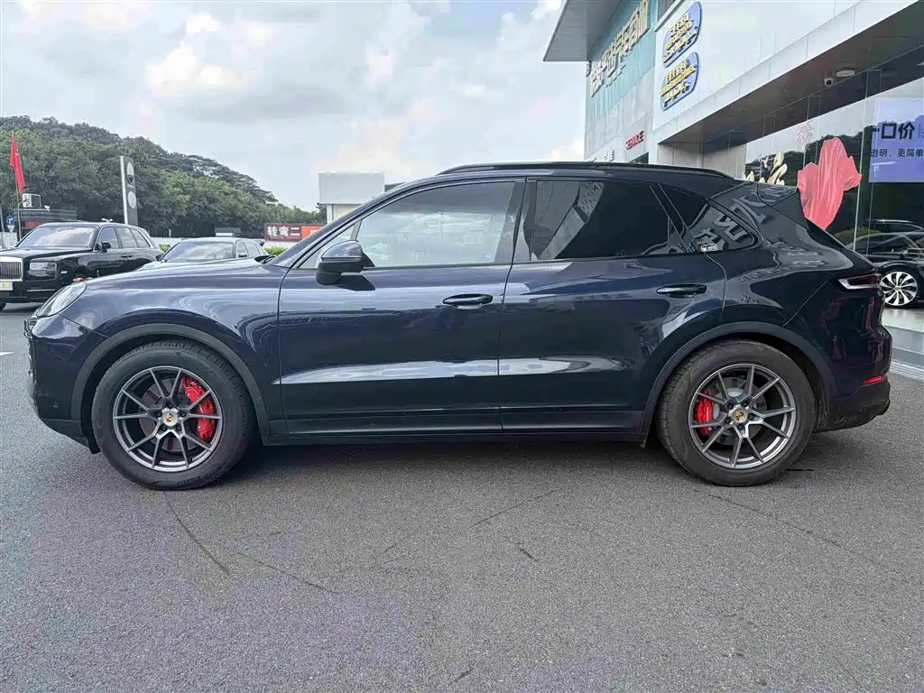 Photo 3 - Porsche Cayenne