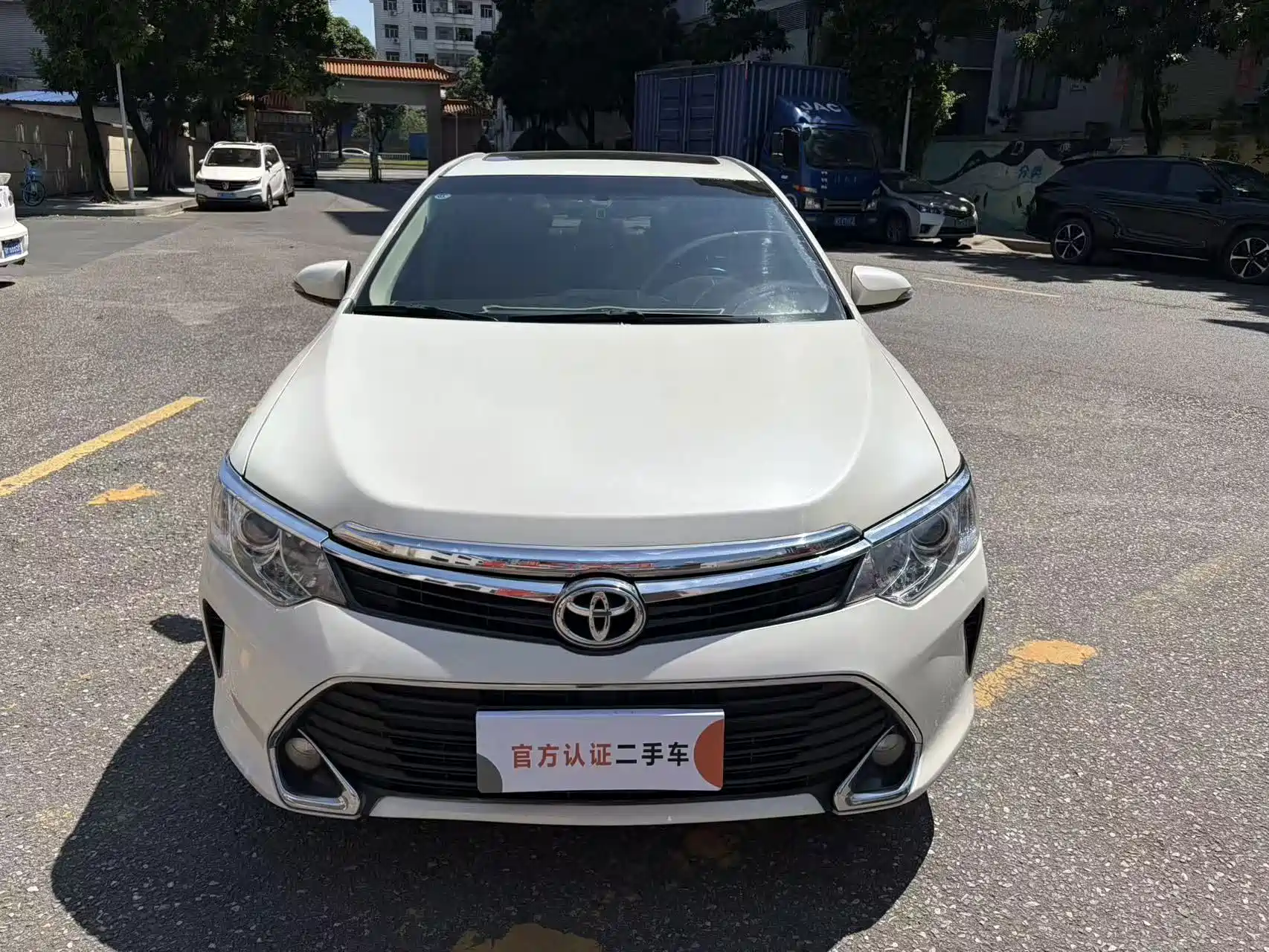Фото 2 - Toyota Camry