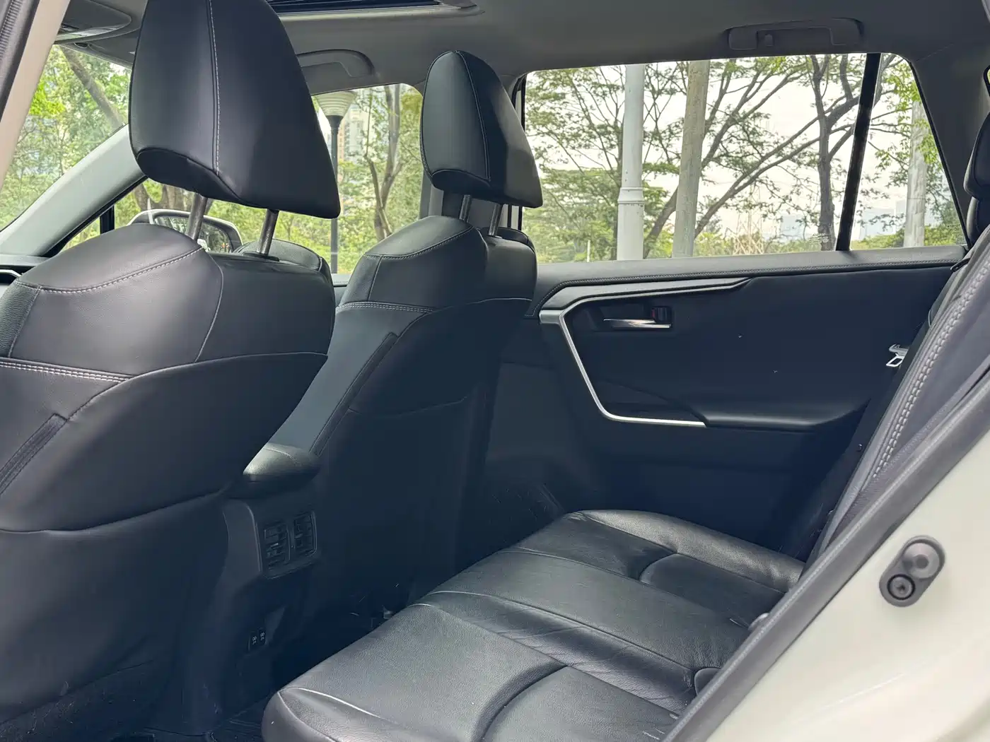Toyota RAV4 Rongfang 2021 Hybrid 2.5L E-CVT AWD Elite PLUS Edition фото 11