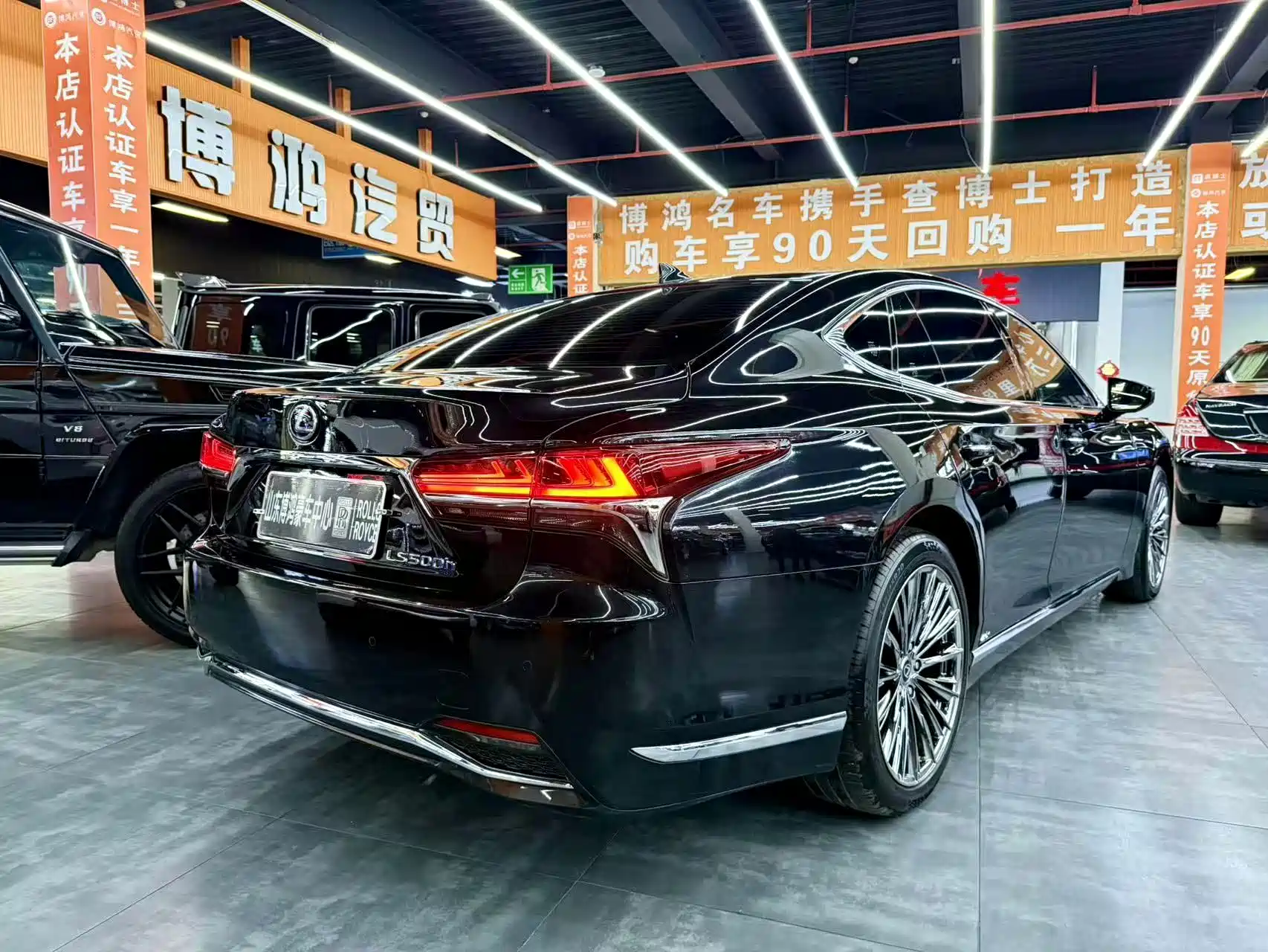 Фото 16 - Lexus LS