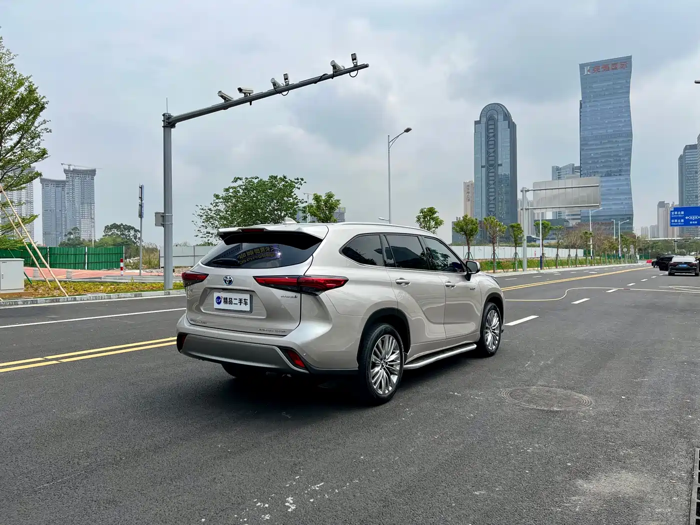 Toyota Highlander 2022 Dual Engine 2.5L 4WD Supreme Edition 7-Seater фото 31