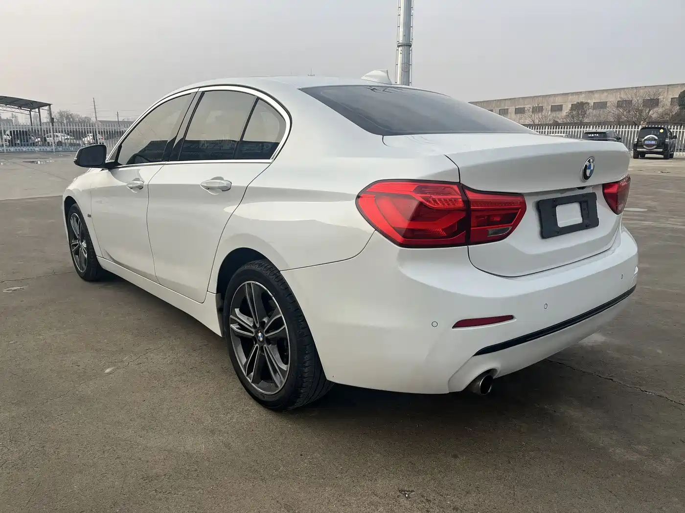 BMW 1 Series 2018 118i Sport Edition фото 23